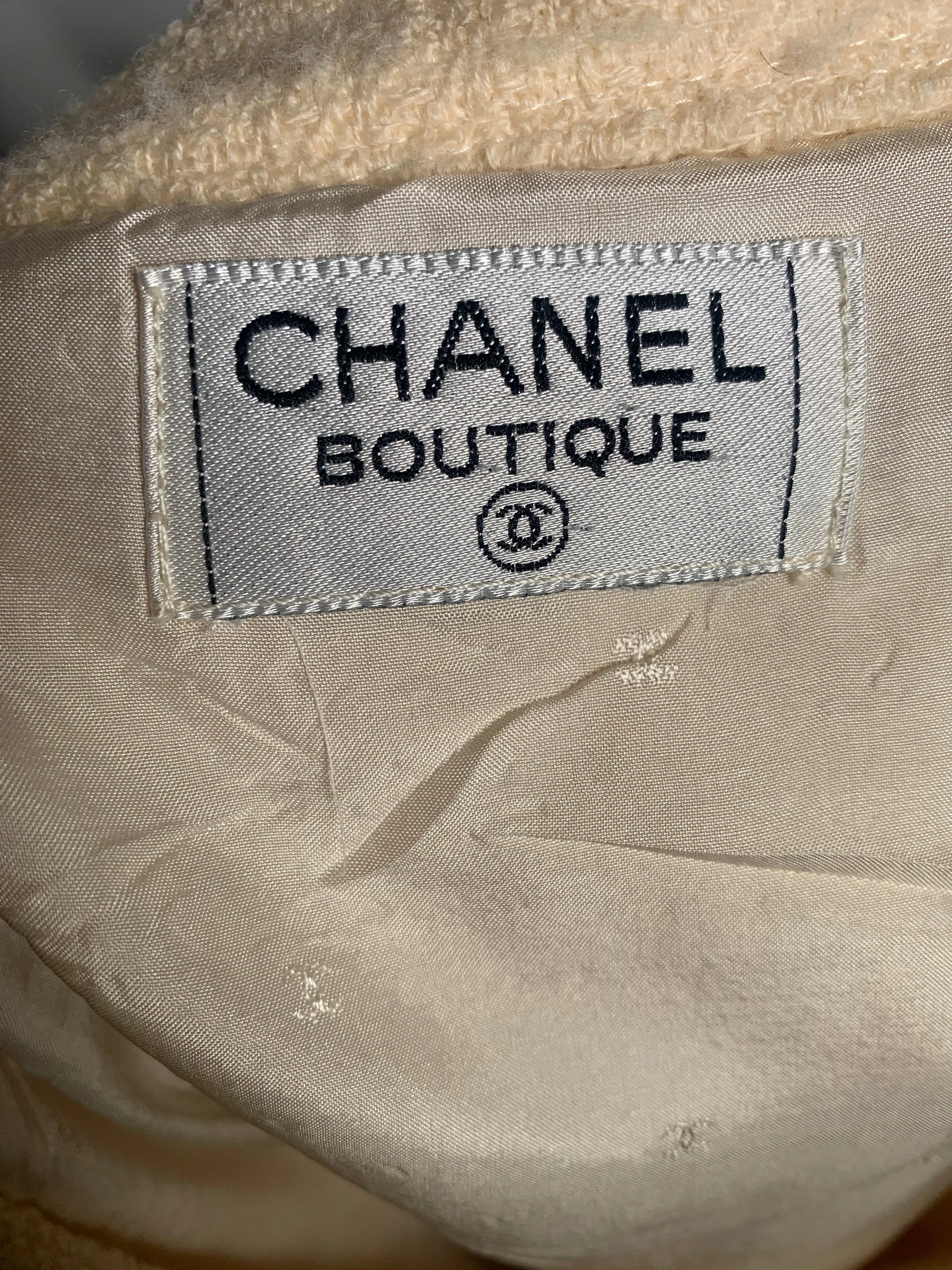 CHANEL Boutique Cream Boucle Tweed Wool Skirt Suit Ensemble